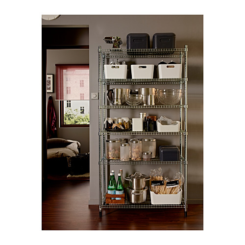 Una estantería OMAR plateada en una habitación. Está lleno de artículos de cocina, cajas y contenedores, organizados cuidadosamente en múltiples estantes.