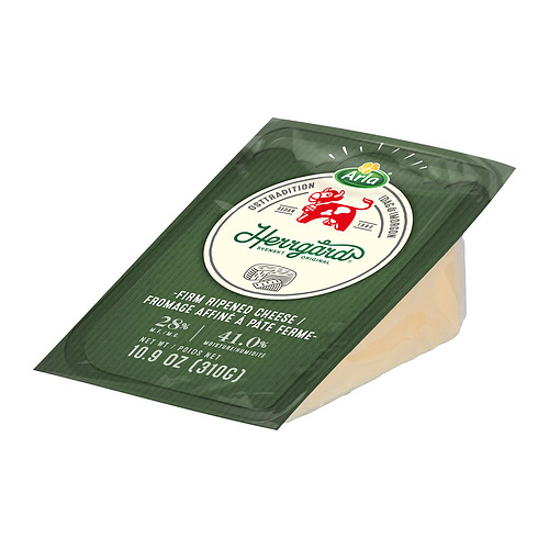 La imagen muestra una cuña empaquetada de queso ARLA HERRGÅRD. El envoltorio verde muestra la información de la marca y el producto.