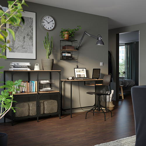 Moderna oficina en casa con estantería, escritorio y silla FJÄLLBO. Piso de madera oscura, paredes grises, plantas y reloj. Diseño industrial y rústico.
