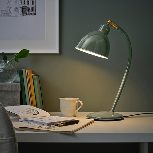 Escritorio con lámpara RÖDFLIK, libros, taza, cuaderno. 149 caracteres