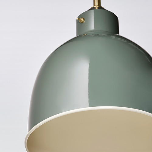 Lámpara colgante moderna con pantalla verde brillante y detalles dorados; Diseño elegante de inspiración industrial.