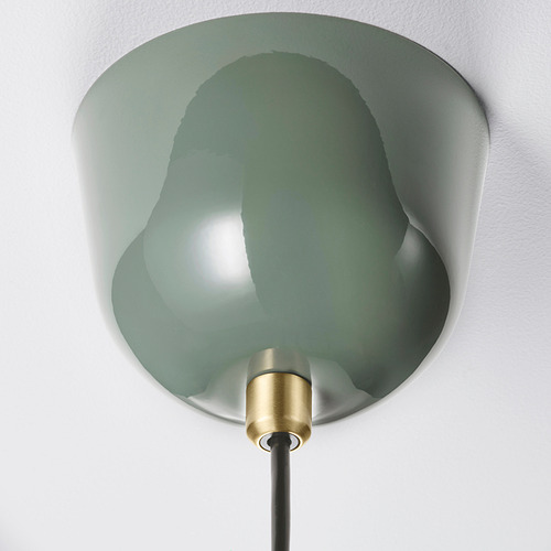 Gran lámpara moderna con pantalla verde, redondeada, conector dorado y cable negro.
