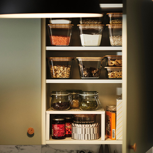 Estante de cocina con frascos y recipientes KORKEN que almacenan diversos alimentos, sellados para mayor frescura.