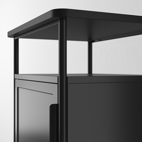 Mesita de noche moderna de metal negro con almacenamiento abierto y cerrado. Diseño elegante, materiales robustos.