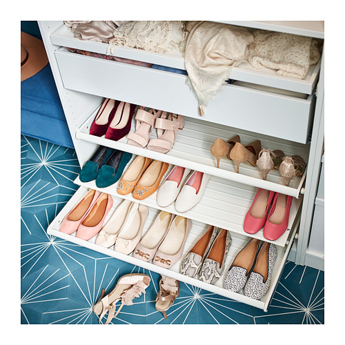 Estantería para zapatos KOMPLEMENT blanca con múltiples niveles que sujeta varios zapatos, incluidos tacones y zapatos planos, de manera organizada.