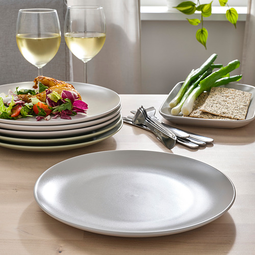 Mesa con vajilla FÄRGKLAR: platos, vasos y utensilios listos para una comida.