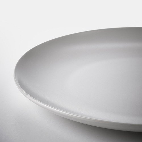 Plato suave y circular con un elegante glaseado blanco; Diseño elegante y minimalista.