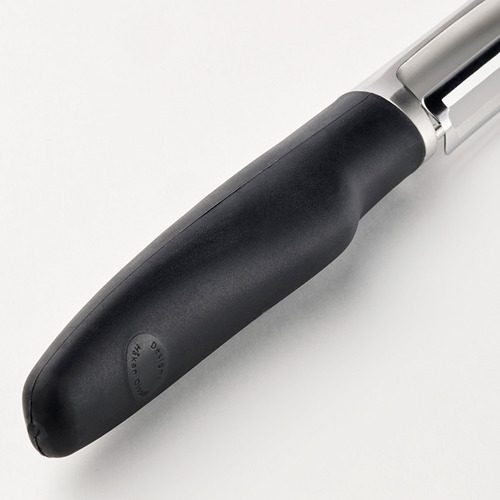 Pelador de cocina negro con detalles plateados y agarre ergonómico.