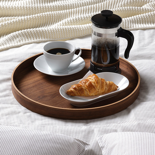 Bandeja de madera con jarra de café, taza y croissant, perfecta para servir el desayuno en la cama.