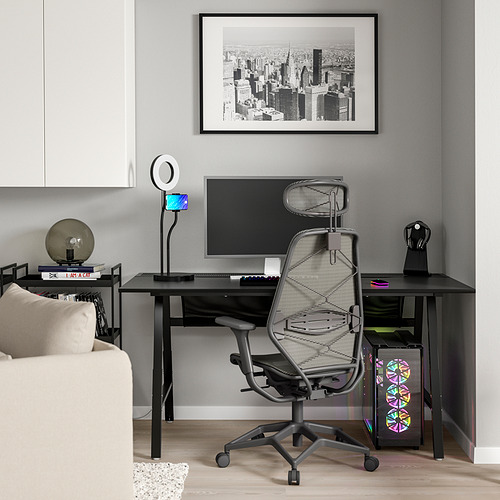 Una moderna configuración de oficina en casa con un escritorio de juego UTESPELARE negro con una silla con respaldo de malla, luz led, monitor y torre de computadora.
