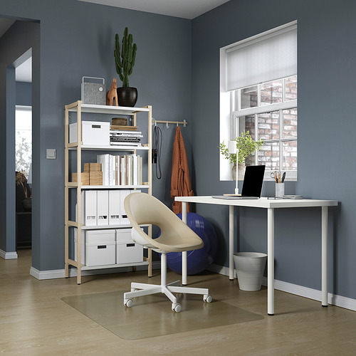 Oficina en casa con escritorio, silla y estante blancos; planta de cactus, libros y computadora portátil.