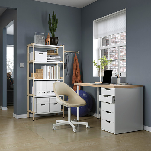 Moderna oficina en casa con escritorio blanco LAGKAPTEN, ruedas, silla y unidad de almacenamiento contra una pared gris.