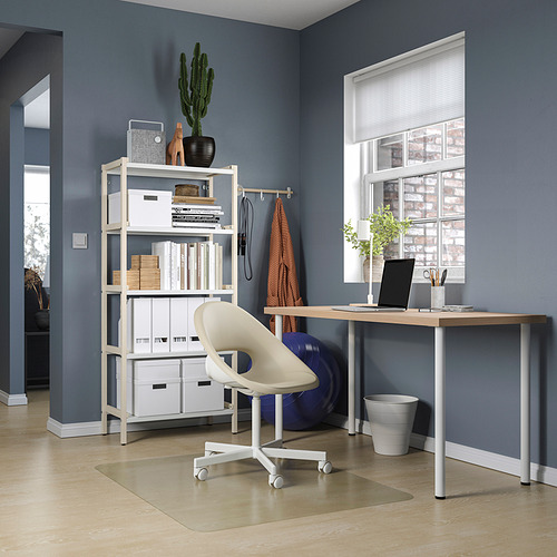 Oficina en casa: paredes azules, escritorio y silla LAGKAPTEN, libros, plantas, ventana con persianas.