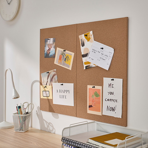 Tablero de corcho con fotos, notas y citas en la pared sobre el escritorio. O tablero de corcho montado en la pared con fotos, notas y citas sobre el escritorio.