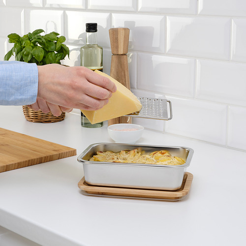 Rallar el queso sobre un recipiente en la encimera de la cocina.
