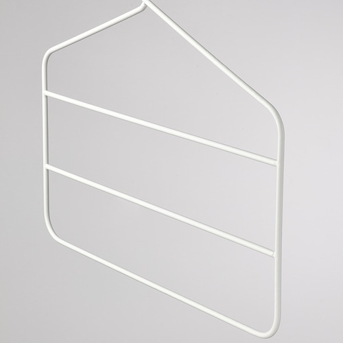 Percha delgada de metal blanco, diseñada para múltiples prendas, ahorra espacio en el armario.