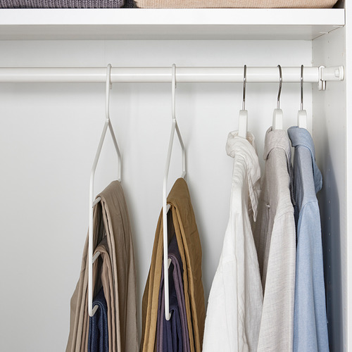 Armario con perchas GÅRDSMÄSTARE que organizan pantalones y faldas de forma ordenada, ahorrando espacio.