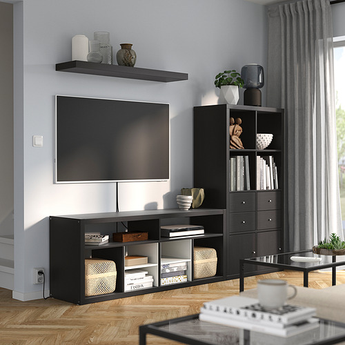 Sala de estar moderna con mueble de TV negro KALLAX, estante y mueble. Centrado en la televisión, cortinas grises, piso de madera.