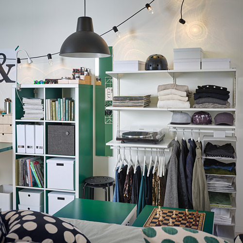 Moderno almacenamiento BOAXEL verde: ropa, libros, discos, sombreros, tablero de ajedrez, luces.