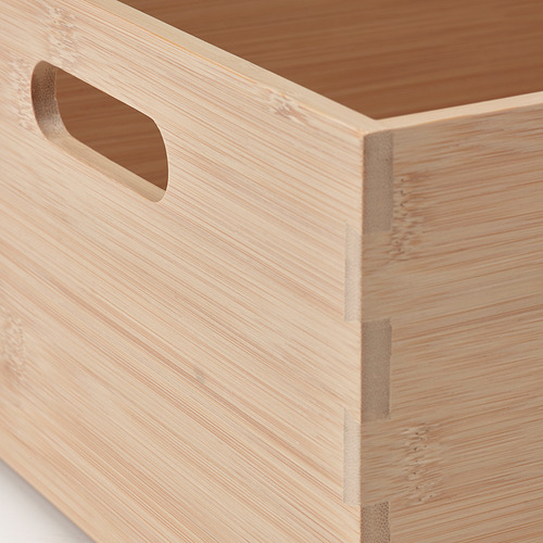 Caja de madera natural con asa robusta, ideal para almacenamiento y organización.