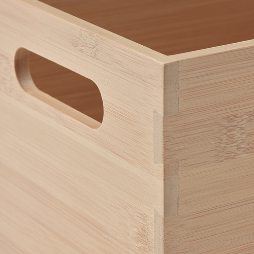 Caja de madera ligera con acabado liso, con asas redondeadas recortadas para facilitar su transporte.