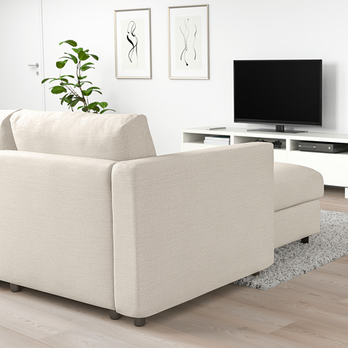 Sofá seccional VIMLE beige con tumbona, patas de madera y almacenamiento.
