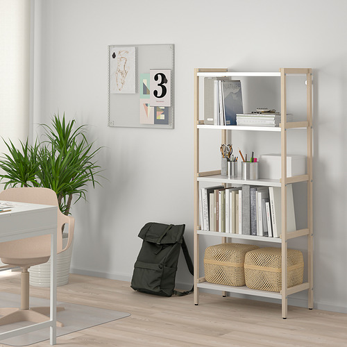 Estantería de madera EKENABBEN con libros y materiales, cerca de pared gris y mochila negra.