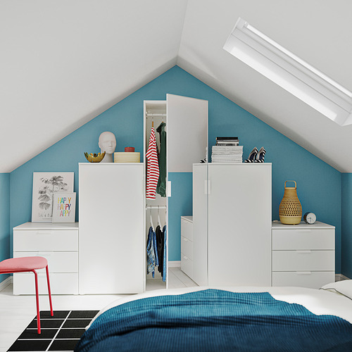 Dormitorio abuhardillado moderno con paredes azules, muebles blancos, taburete rojo y una cama con manta azul.
