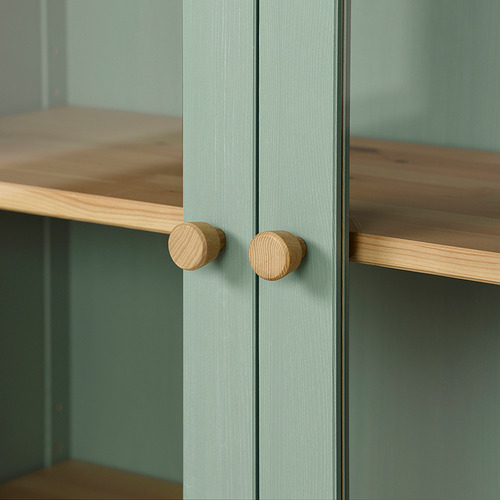 Modernos armarios de madera con tonalidad verde y detalle artesanal.
