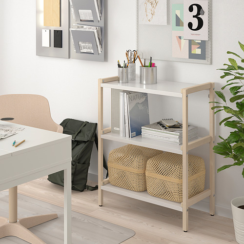 Estantería de metal y madera blanca con escritorio, silla y planta.
