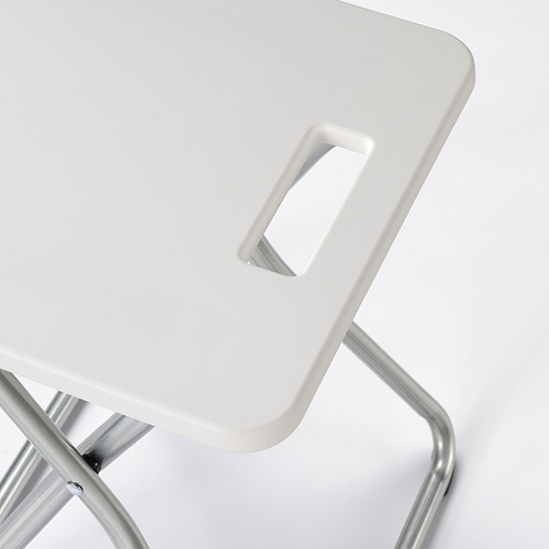Taburete plegable blanco con estructura metálica, diseñado para un fácil almacenamiento y montaje en la pared.