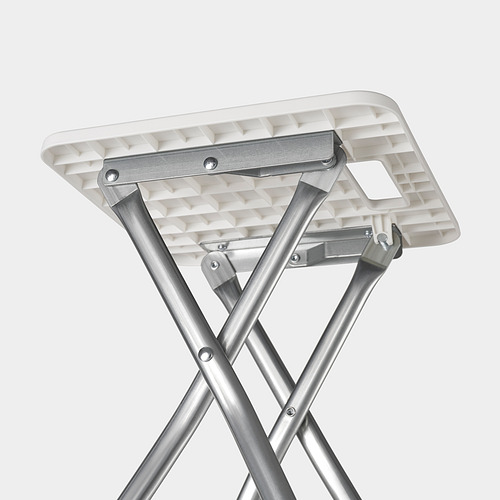 Taburete blanco plegable con estructura metálica, de construcción robusta y mecanismo de plegado fácil.