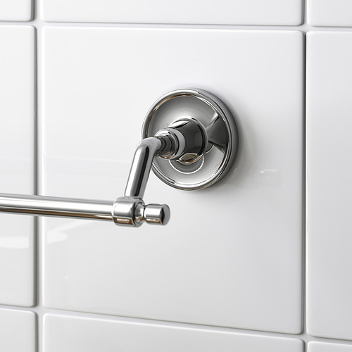 Toallero cromado sobre azulejos blancos, diseño moderno con tornillos ocultos.