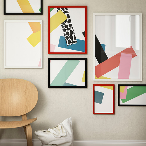 Coloridas impresiones de arte abstracto con rojo se destacan en varios marcos, creando un vibrante efecto de galería.