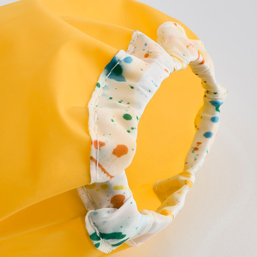 Delantal amarillo vibrante con tejido duradero e impermeable y correa ajustable para el cuello, diseñado para la protección durante las actividades creativas.