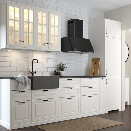 Cocina moderna con armarios blancos, fregadero de cuarzo gris oscuro, grifo negro y campana negra. El fregadero es grande, profundo y de forma cuadrada.