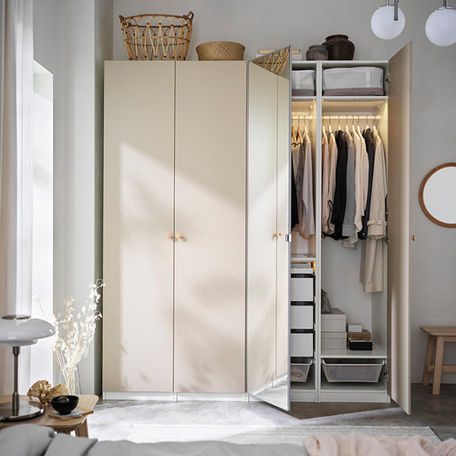 Armario moderno con pomos VINNÄSET en haya. Color crema, alto, diseño elegante, encaja perfectamente en la habitación. Sostiene ropa, cestas, reflejadas en el espejo.