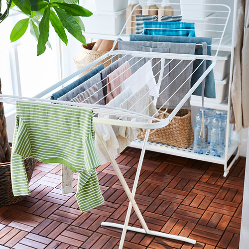 Tendedero plegable con camisa de rayas verdes en el interior.