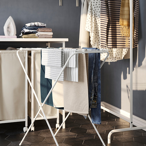 Tendedero plegable que sostiene la ropa, parte de la configuración de la lavandería.