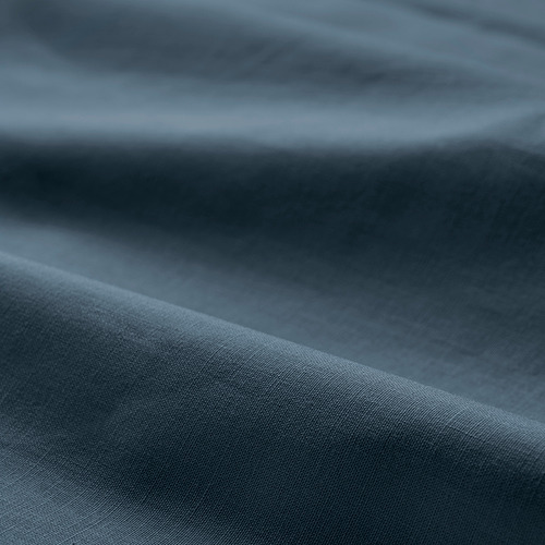 Tela de algodón gris azulado suave y arrugada en primer plano, que muestra una textura suave y de calidad.
