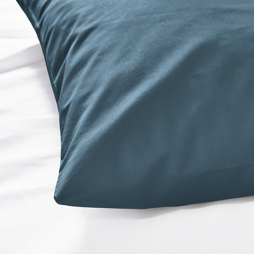 Primer plano de una suave funda de almohada DVALA azul hecha de 100% algodón, que muestra su textura suave.