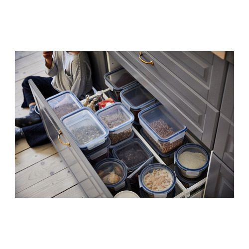 Recipientes de comida IKEA 365+ en varios tamaños hechos de plástico azul grisáceo, organizados en un cajón.