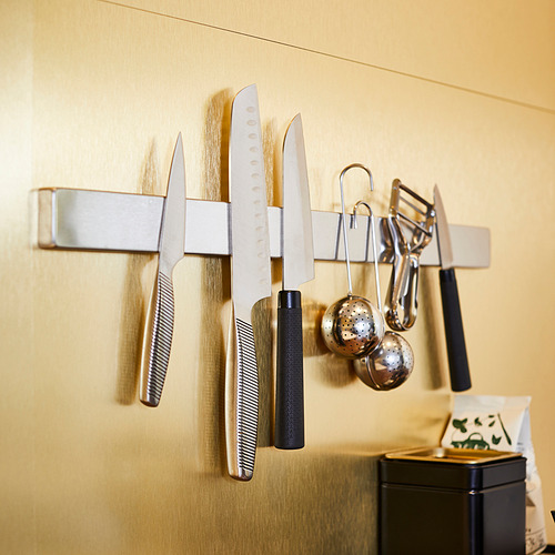 Estante magnético para cuchillos en la pared, que almacena varios cuchillos y utensilios de forma segura.