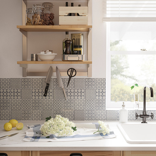 Cocina con cuchillero magnético KUNGSFORS, limones, flores, cuenco.