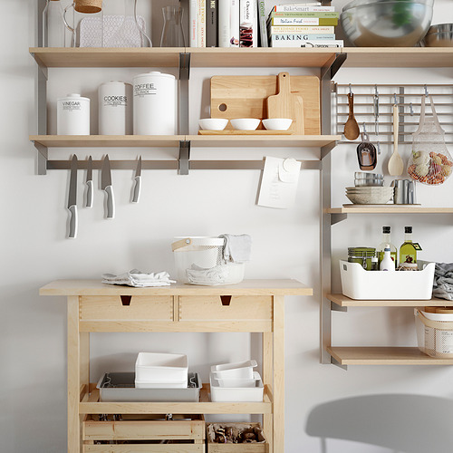 Estante para cuchillos KUNGSFORS con estantes de madera que contienen cuchillos, cuencos y utensilios.