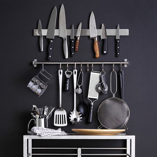 Organizadores de cocina montados en la pared que sostienen cuchillos, herramientas y utensilios, lo que ahorra espacio en el mostrador.