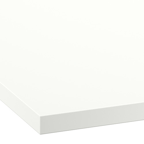 Elegante encimera de cocina blanca con bordes limpios, superficie lisa que refleja la calidad y la durabilidad, perfecta para cocinas modernas.