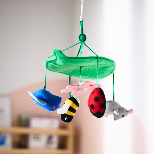 Colorido móvil para bebés con búho, mariquita, abeja y ratón suspendidos de una hoja verde, diseñado para estimular la visión y la curiosidad.
