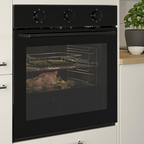 Horno empotrado negro con puerta de vidrio, cocina un plato grande de carne y verduras, con distribución uniforme del calor y múltiples rejillas de cocción.