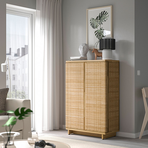 Mueble de ratán y madera de acacia FRYKSÅS beige cerca de la ventana